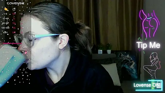 Snapshot of Alicia_redfollow chatting on October 24, 5:06 am Alicia redfollow online show from October 24, 5:06 am