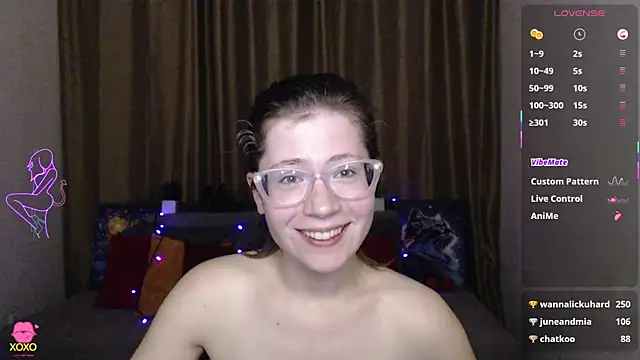 Snapshot of Alicia_redfollow chatting on March 15, 9:30 am Alicia redfollow online show from March 15, 9:30 am