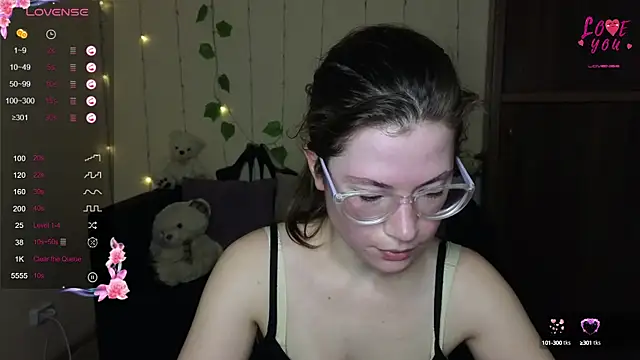 Snapshot of Alicia_redfollow chatting on March 20, 12:22 pm Alicia redfollow online show from March 20, 12:22 pm