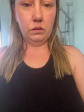 Snapshot of bustyblissxx chatting on December 17, 3:06 am bustyblissxx online show from December 17, 3:06 am