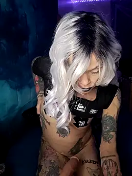 Snapshot of MommyMisfit chatting on October 4, 1:51 am MommyMisfit online show from October 4, 1:51 am