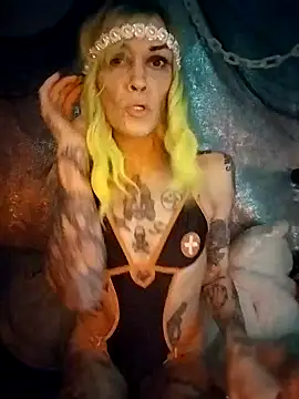 Snapshot of MommyMisfit chatting on October 8, 1:07 am MommyMisfit online show from October 8, 1:07 am