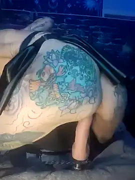 Snapshot of MommyMisfit chatting on November 26, 1:16 am MommyMisfit online show from November 26, 1:16 am