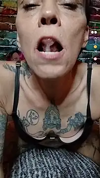 Snapshot of MommyMisfit chatting on September 21, 12:49 am MommyMisfit online show from September 21, 12:49 am