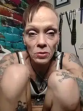 Snapshot of MommyMisfit chatting on November 13, 3:10 am MommyMisfit online show from November 13, 3:10 am