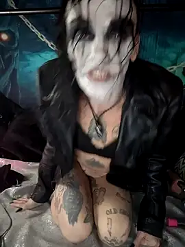 Snapshot of MommyMisfit chatting on October 31, 1:46 am MommyMisfit online show from October 31, 1:46 am