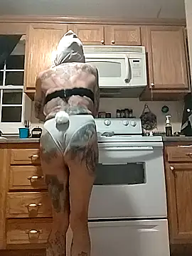 Snapshot of MommyMisfit chatting on October 5, 8:05 am MommyMisfit online show from October 5, 8:05 am