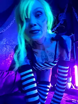 Snapshot of MommyMisfit chatting on October 16, 2:09 am MommyMisfit online show from October 16, 2:09 am