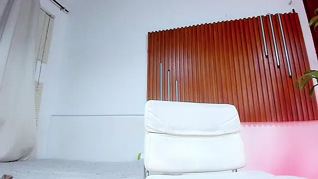 Snapshot of cristall_hott chatting on February 10, 11:48 pm cristall hott online show from February 10, 11:48 pm