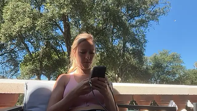 Snapshot of Emmy_frenchie chatting on September 23, 10:33 am Emmy frenchie online show from September 23, 10:33 am