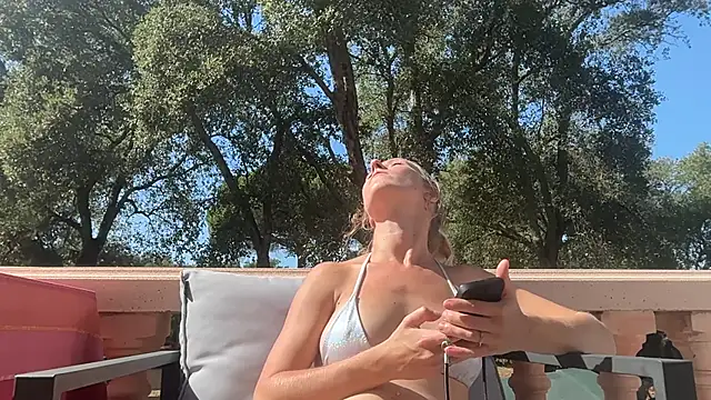 Snapshot of Emmy_frenchie chatting on September 22, 12:33 pm Emmy frenchie online show from September 22, 12:33 pm