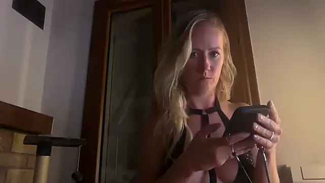 Snapshot of Emmy_frenchie chatting on October 6, 7:14 pm Emmy frenchie online show from October 6, 7:14 pm