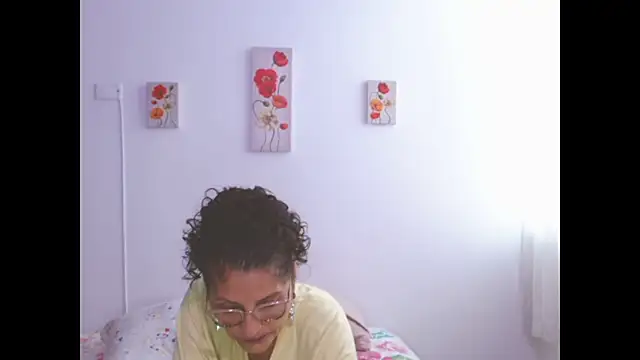 Snapshot of arianna_ros3 chatting on June 29, 9:47 pm arianna ros3 online show from June 29, 9:47 pm