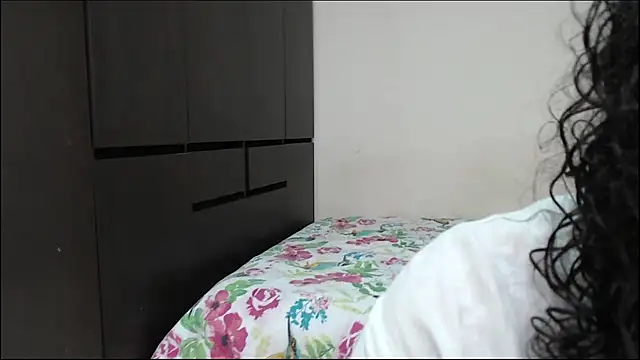 Snapshot of arianna_ros3 chatting on October 6, 3:57 pm arianna ros3 online show from October 6, 3:57 pm