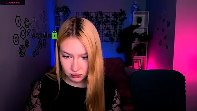 Snapshot of playful_sophie chatting on June 7, 7:30 pm playful sophie online show from June 7, 7:30 pm