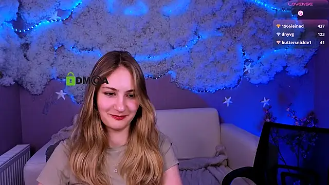 Snapshot of playful_sophie chatting on June 11, 12:32 am playful sophie online show from June 11, 12:32 am