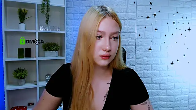 Snapshot of playful_sophie chatting on June 4, 8:02 pm playful sophie online show from June 4, 8:02 pm
