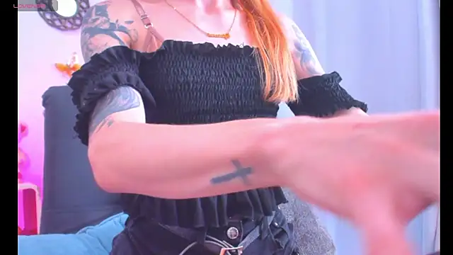 Snapshot of GabbyHills chatting on December 14, 1:39 pm GabbyHills online show from December 14, 1:39 pm