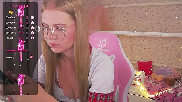 Miss Esmiie online show from February 2, 4:05 am