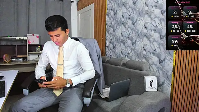 Hideintheoffice online show from February 10, 6:34 am