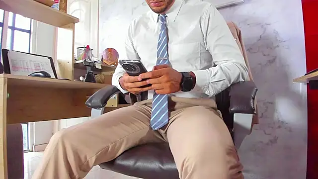 Snapshot of Hideintheoffice chatting on February 26, 10:26 pm Hideintheoffice online show from February 26, 10:26 pm