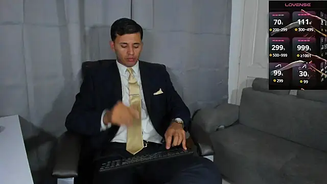 Snapshot of Hideintheoffice chatting on October 4, 11:39 pm Hideintheoffice online show from October 4, 11:39 pm