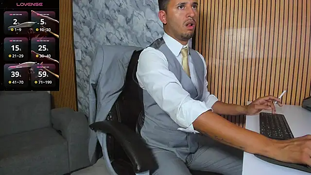 Hideintheoffice online show from November 18, 11:15 pm