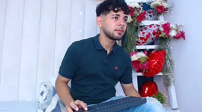 Snapshot of Samir_bear chatting on February 24, 12:16 pm Samir bear online show from February 24, 12:16 pm