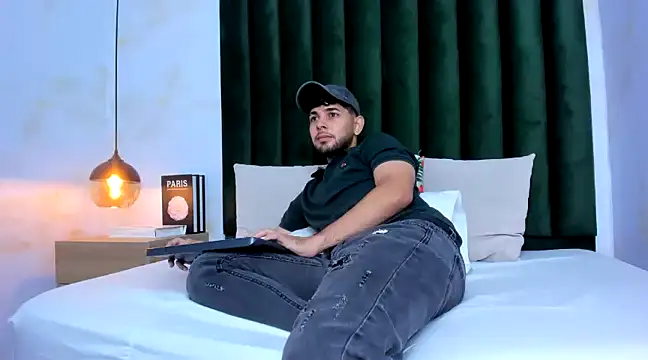 Snapshot of Samir_bear chatting on March 1, 12:34 pm Samir bear online show from March 1, 12:34 pm