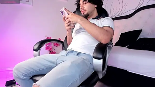 Snapshot of Samir_bear chatting on February 16, 12:48 pm Samir bear online show from February 16, 12:48 pm