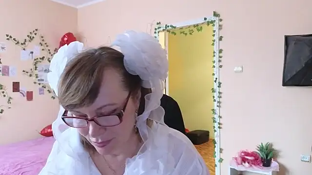 Snapshot of Miss_Moren chatting on April 2, 9:38 am Miss Moren online show from April 2, 9:38 am