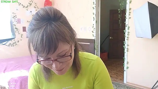 Snapshot of Miss_Moren chatting on June 27, 5:24 am Miss Moren online show from June 27, 5:24 am