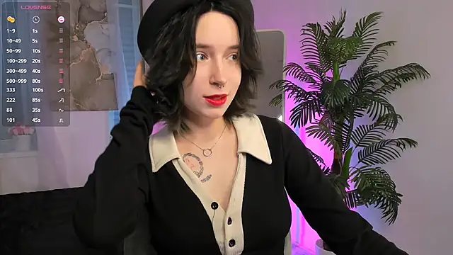 Snapshot of lilithlunna chatting on February 1, 10:44 pm lilithlunna online show from February 1, 10:44 pm
