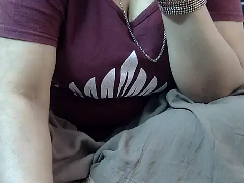 Snapshot of Housewife12 chatting on November 3, 7:57 am Housewife12 online show from November 3, 7:57 am