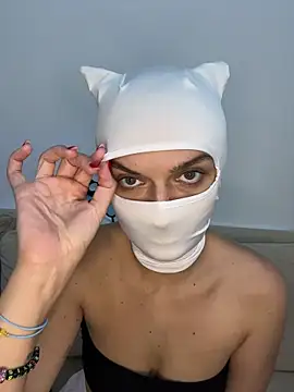 Nikki Hoee online show from October 26, 6:30 pm