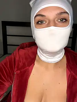 Nikki Hoee online show from October 31, 11:00 pm