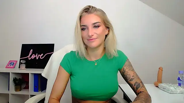 Lia Benini online show from February 27, 1:17 pm