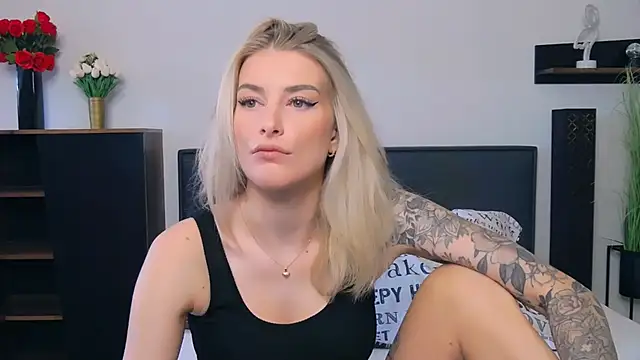 Lia Benini online show from March 19, 1:11 pm