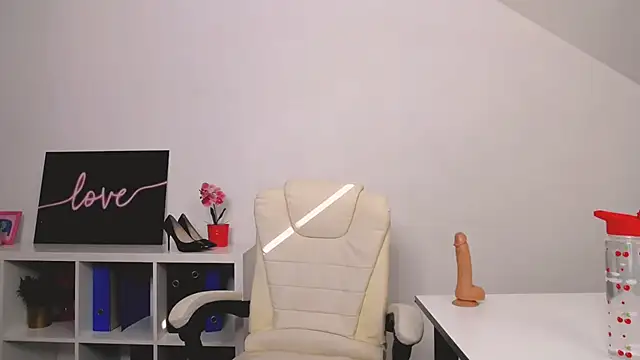 Lia Benini online show from March 16, 1:17 pm