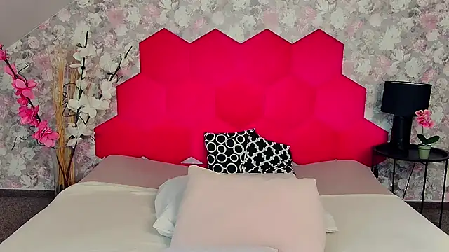 Lia Benini online show from March 12, 1:48 pm