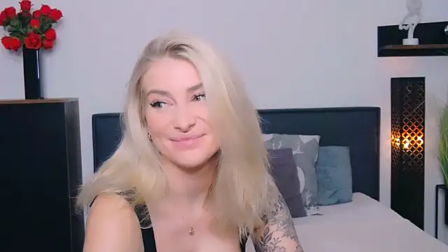 Lia Benini online show from February 24, 1:34 pm