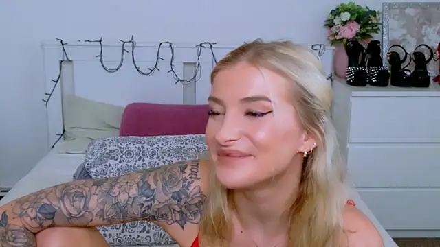 Lia Benini online show from March 11, 1:38 pm