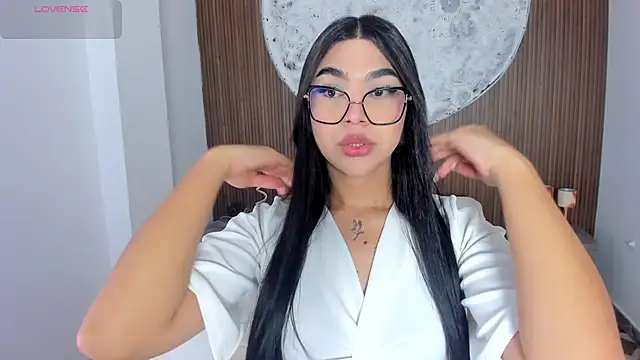 RoseCassie online show from April 18, 1:57 pm