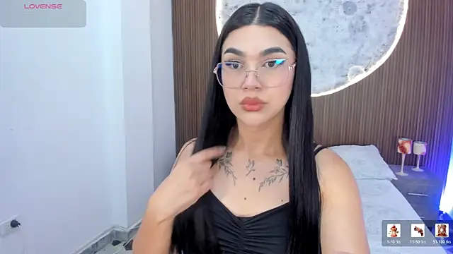 RoseCassie online show from April 4, 1:39 pm