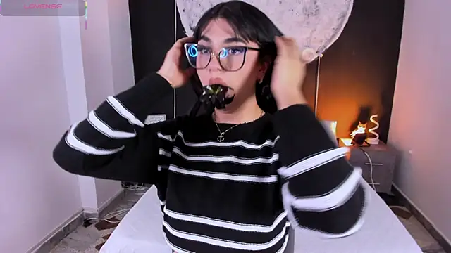 RoseCassie online show from December 4, 1:54 pm