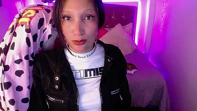 Snapshot of mia_collens chatting on February 19, 2:23 am mia collens online show from February 19, 2:23 am