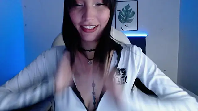 Snapshot of mia_collens chatting on December 13, 11:00 pm mia collens online show from December 13, 11:00 pm