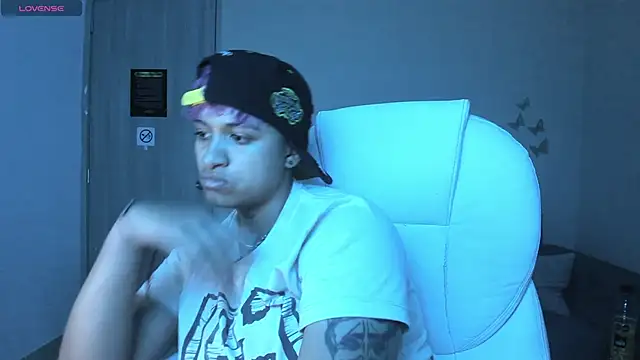 Snapshot of Dominick_jones chatting on September 26, 4:19 am Dominick jones online show from September 26, 4:19 am