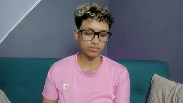 Snapshot of Dominick_jones chatting on March 20, 7:14 pm Dominick jones online show from March 20, 7:14 pm
