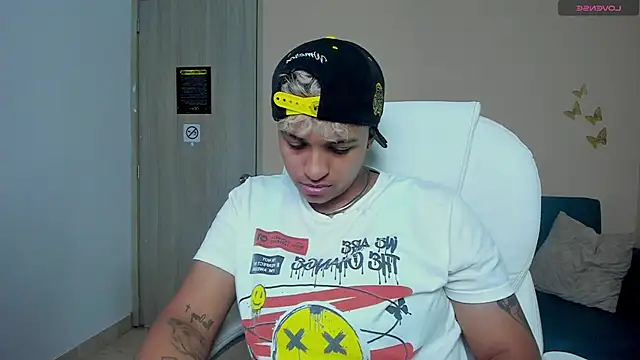 Snapshot of Dominick_jones chatting on September 22, 10:27 pm Dominick jones online show from September 22, 10:27 pm